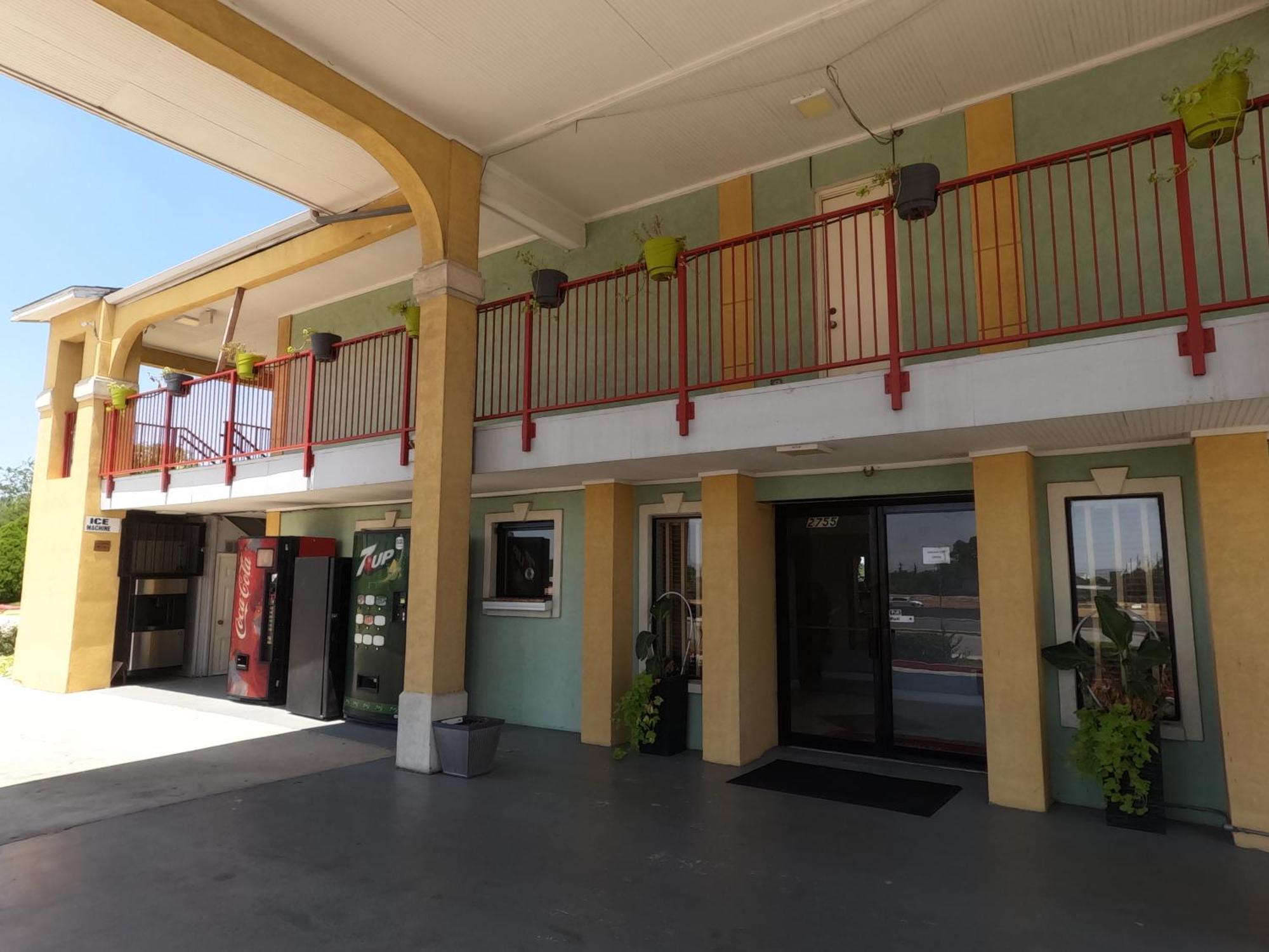 Hotel Econo & Downtown Northeast Near Sam Houston 2*